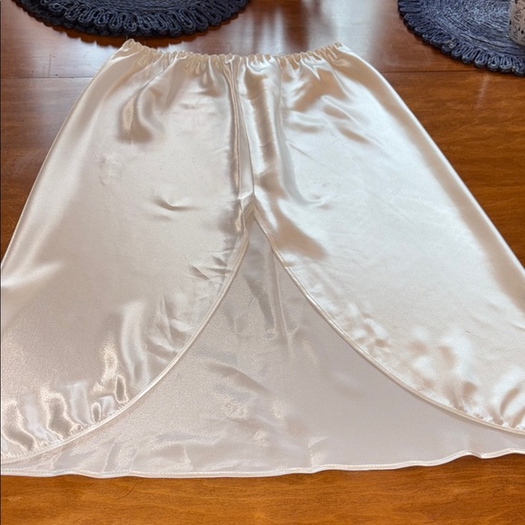 Elegant White Satin Half Slip/Skirt - Picture 9 of 9
